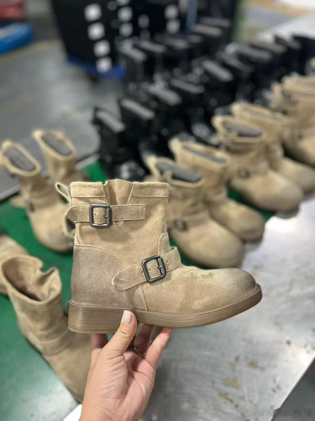 这种短短的宽靴筒你们喜欢吗，我做了点还蛮好穿的很显瘦，也方便一脚蹬 ​​​