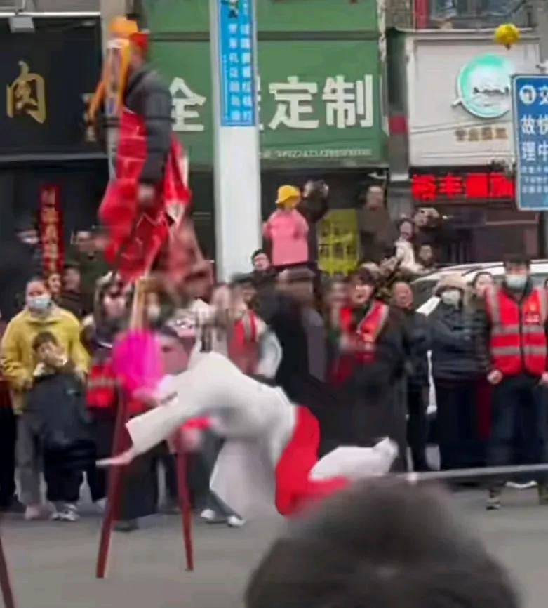 高跷演员游街表演途中突发意外，前奔跑时脚下踉跄重重摔倒，
并且是脸部着地让人心疼