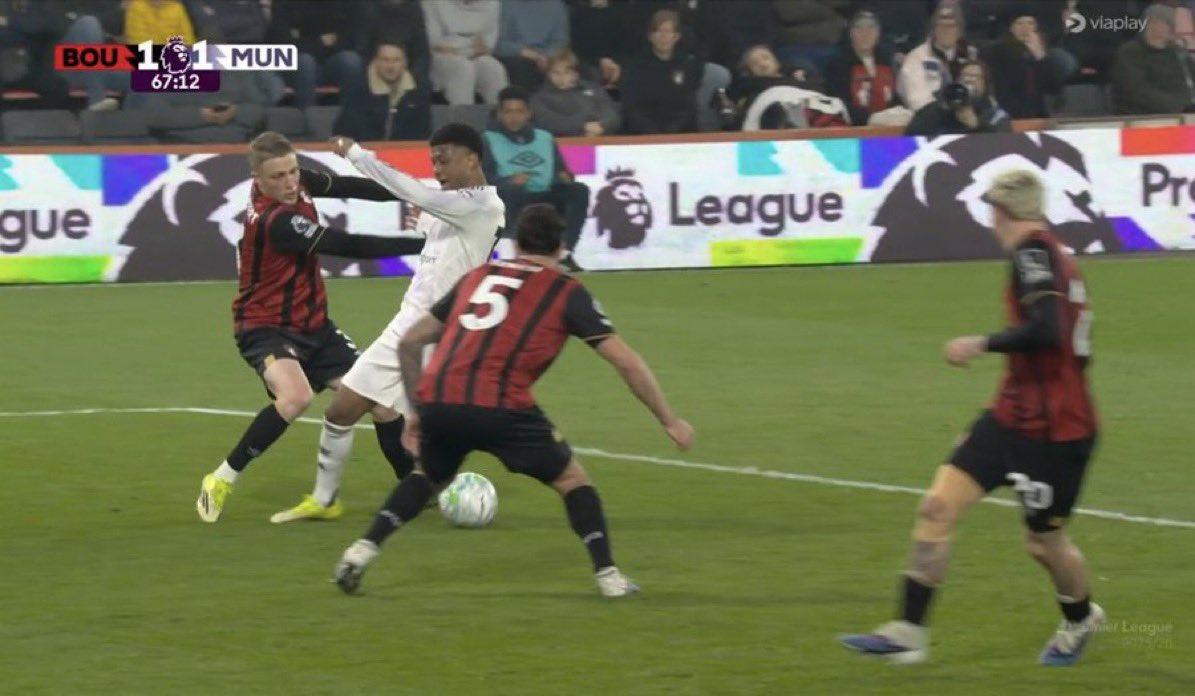 【英超再现双标判罚】英超第31轮，曼联客场2-2战平伯恩茅斯，比赛中两次禁区判罚