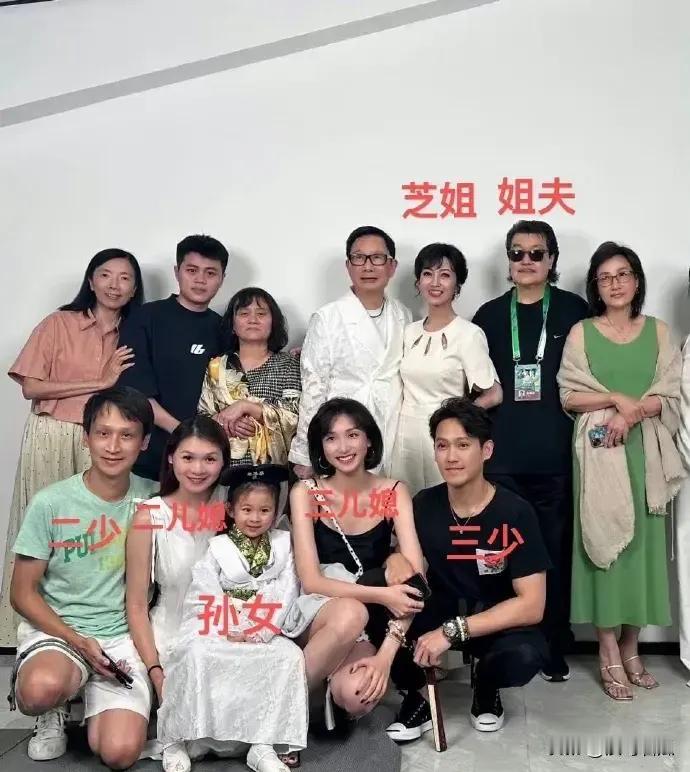 赵雅芝小儿子的老婆长相不错哦，二儿媳就差点，但她们颜值都比不过白娘子[偷笑]