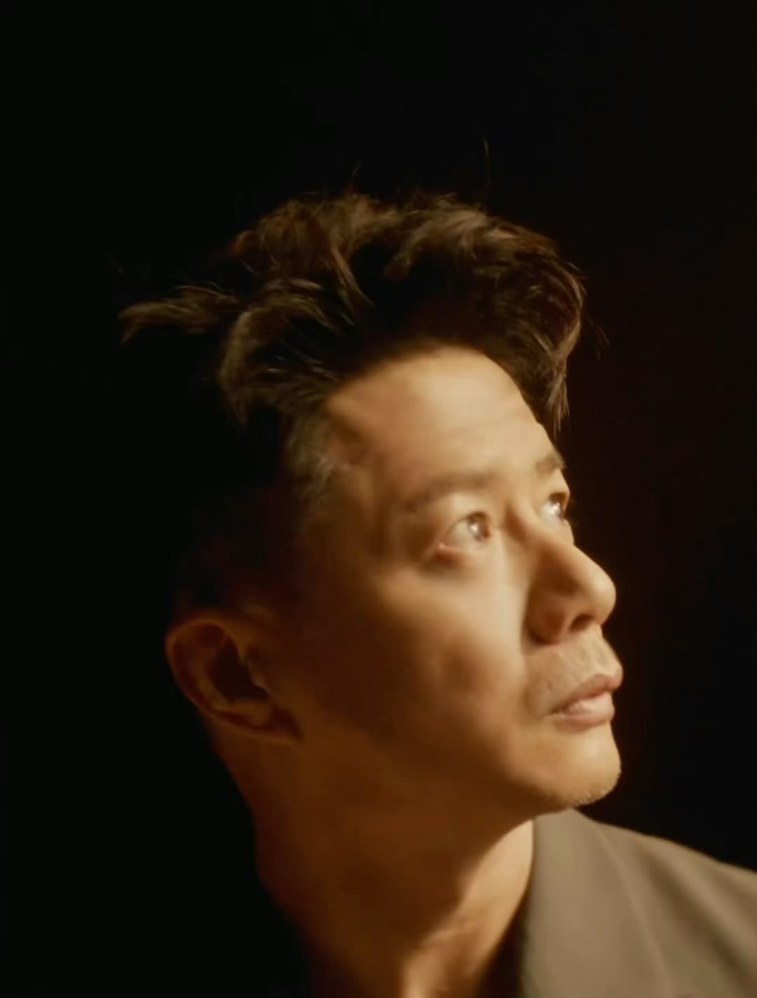 段奕宏的侧脸[色]尤其这个鼻梁[色]最近老段出现活动挺多，一下子又没消息，戒断反