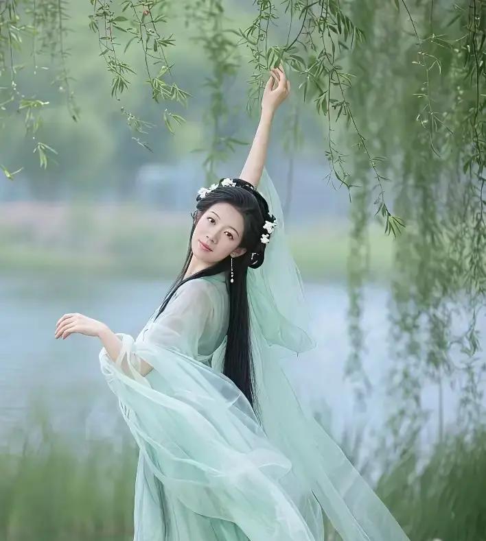 在喧闹的都市街头，下班高峰时，总有身影绕道去买那份心仪的街边小吃，这举动看似多余