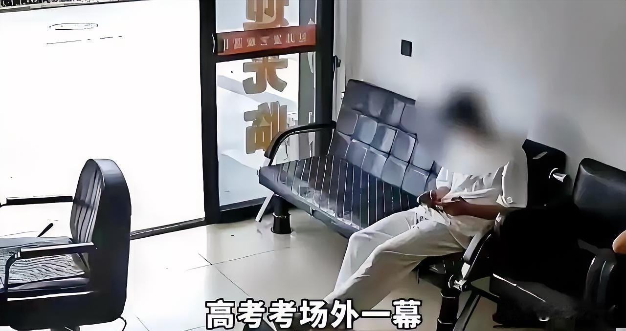 泪目了，湖北，一男生独自骑车赶考，考完试后，中午没有饭吃，也没地方去，他鼓起勇气