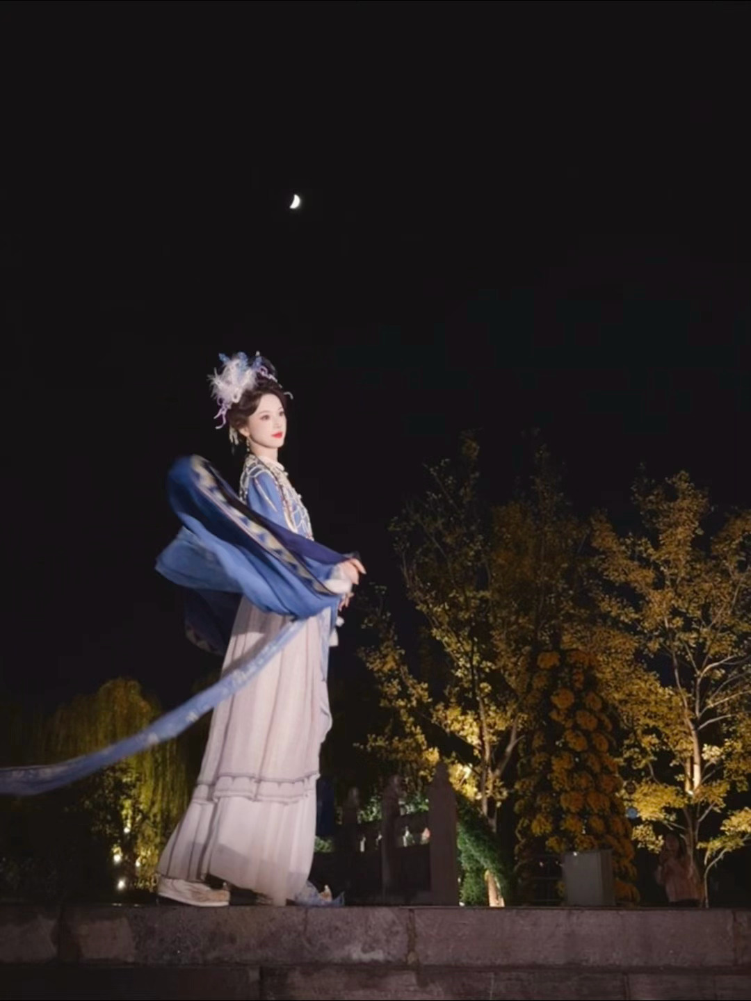 黄灿灿[超话] 工作室今日份绝美掉落 蛾眉月下 惊鸿一瞥 ​​​