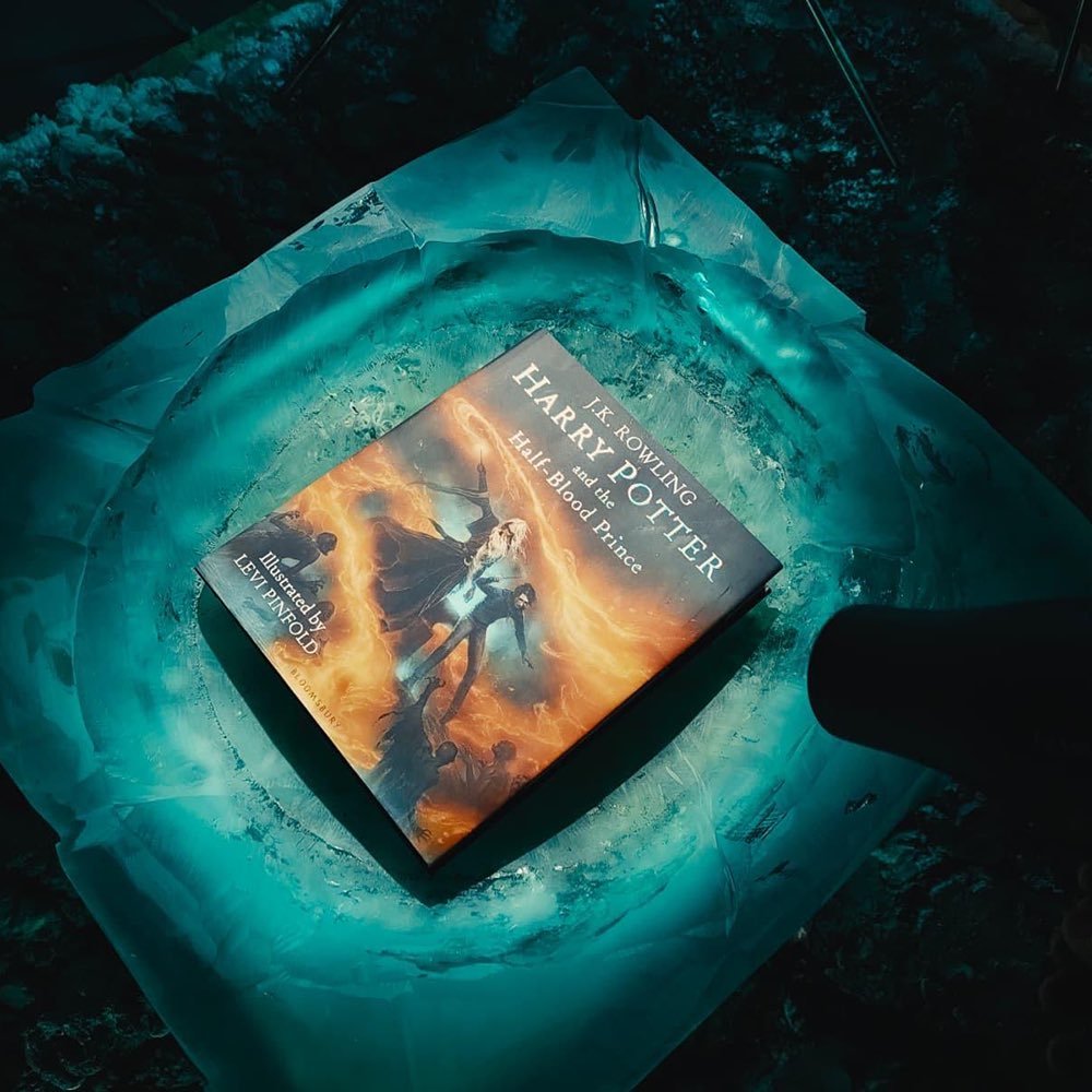 布鲁姆斯伯里出版社拍摄《哈利·波特与混血王子》插图版封面的方式非常华丽，采用了冥