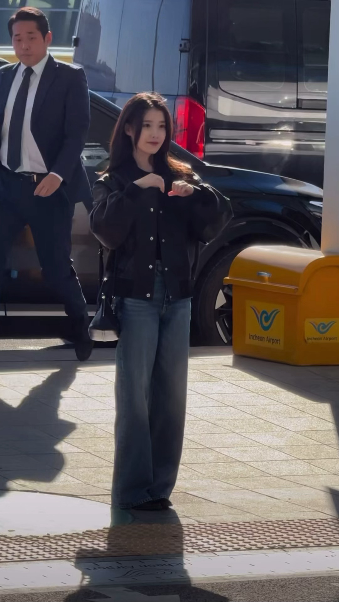 欧尼欧尼🥺温柔的IU欧尼🥺给大家比心打招呼的欧尼IUAAA出发路透