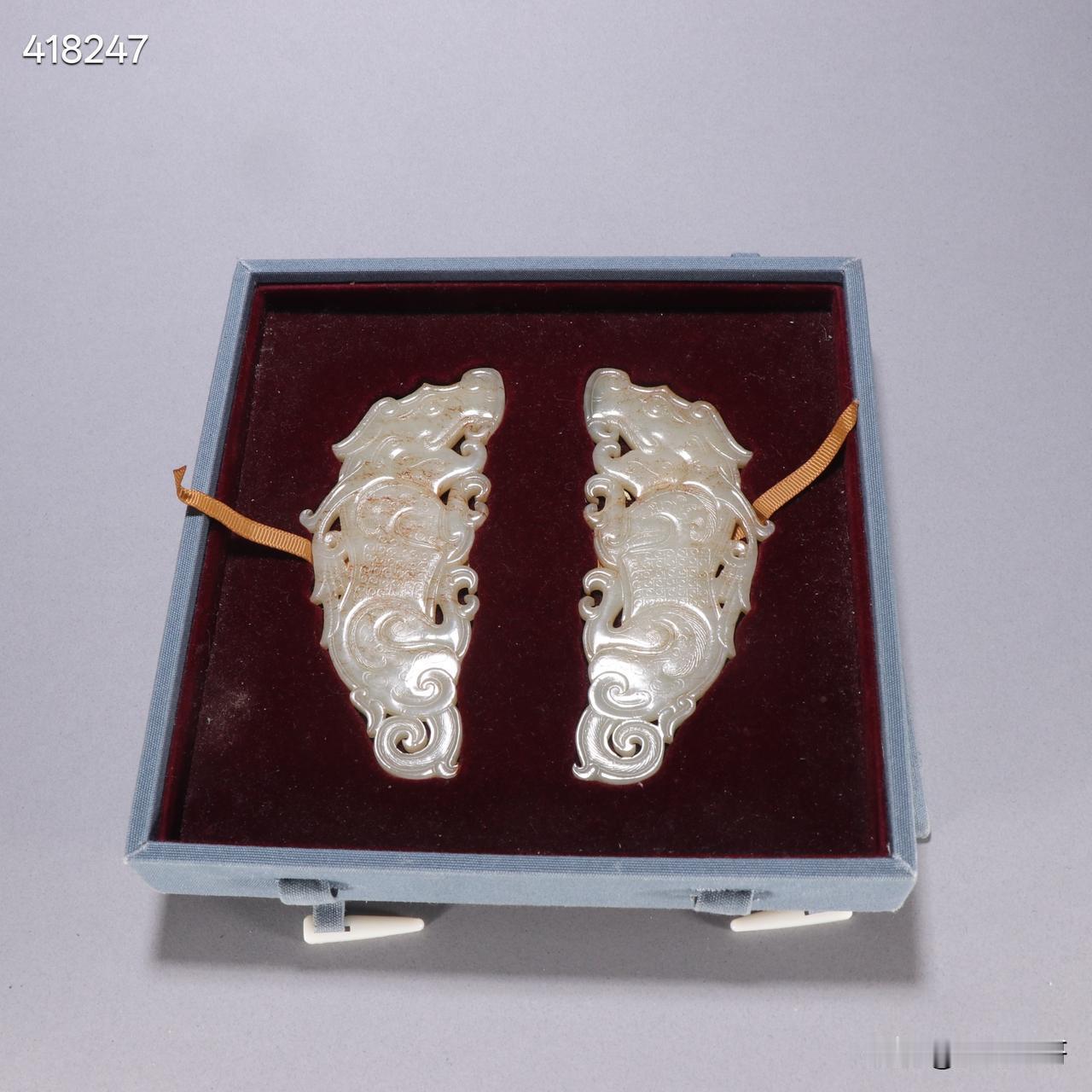 旧藏 和田玉龙佩一对
规格：高5.6cm宽13.7cm