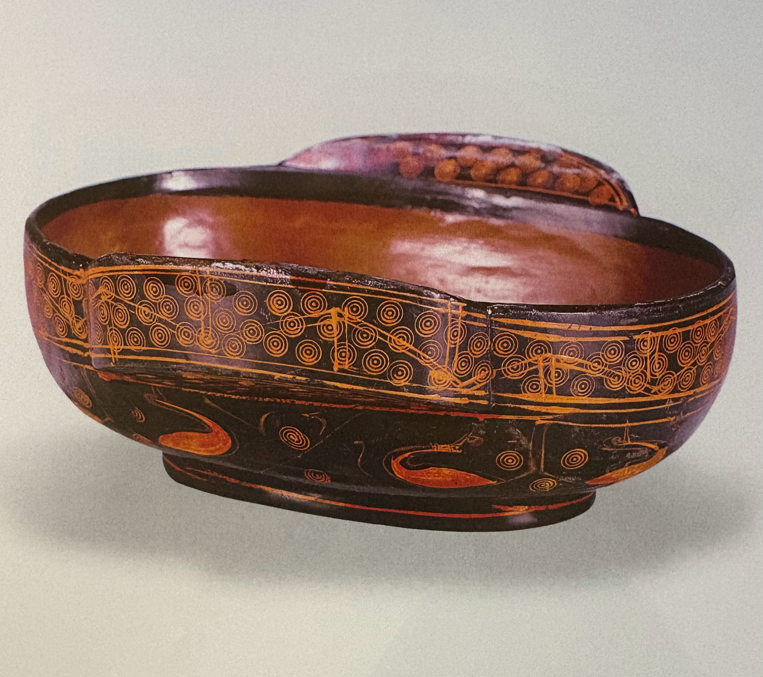 江苏扬州博物馆藏1997年邗江西湖胡场M17出土西汉“公”铭彩绘对凤纹漆耳杯 