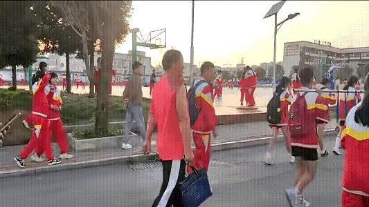 一张教练证都没有，却把一支中国小学生球队带上了欧洲之巅。

这支U12队伍，在意
