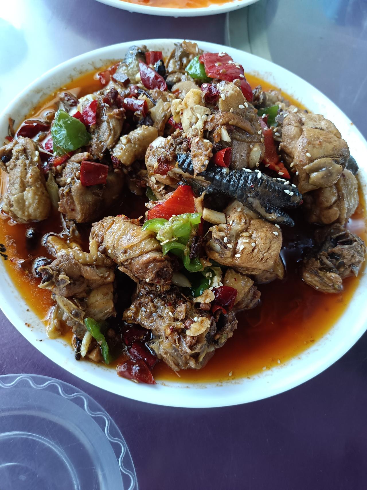 今天是白露节气，适合吃滋补的食物，我特意做了一盘辣子鸡，味道还不错，你们今天吃的