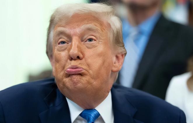当凡尔赛宫那支钢笔签下名字的那一刻，历史学家们或许会不约而同地想起1919年的那