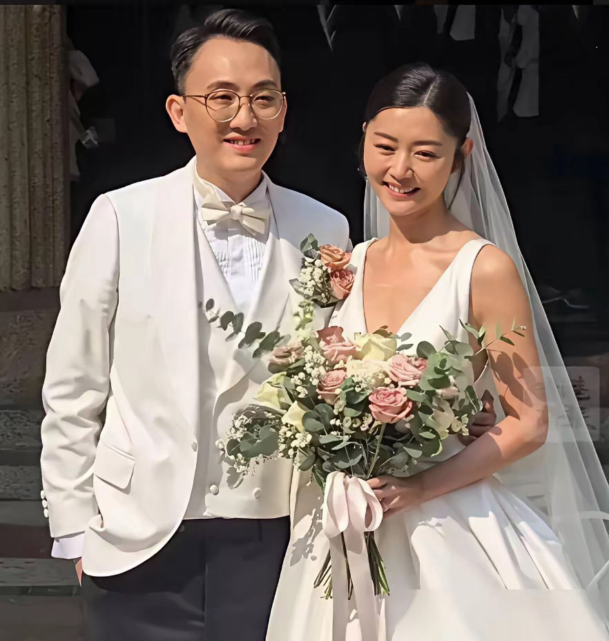 不查不知道，一查吓一跳。原来卫诗雅之前受过情伤，整整空窗了十几年。卫诗雅早几年也