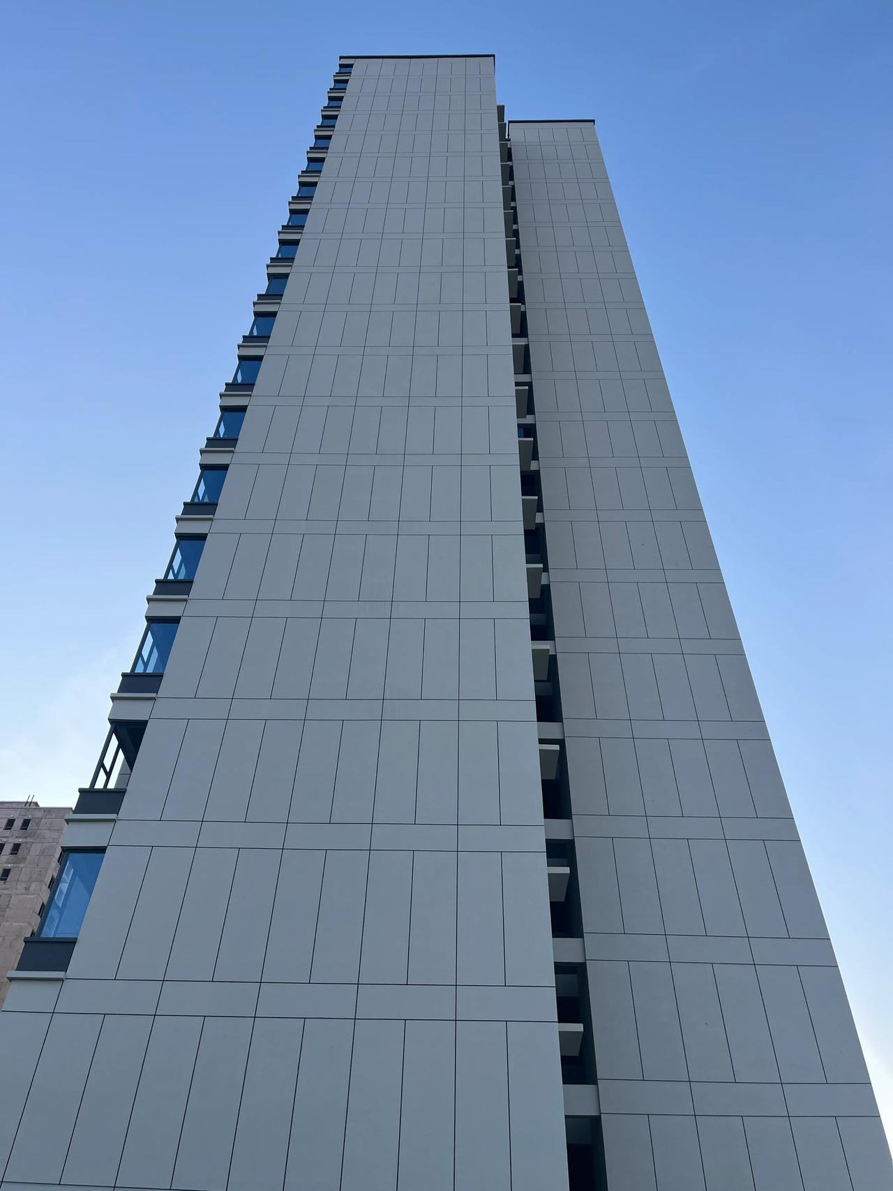 公司开发的商品房楼盘，三线小城市，高层住宅均价5500元/每平方米。这几天看房的