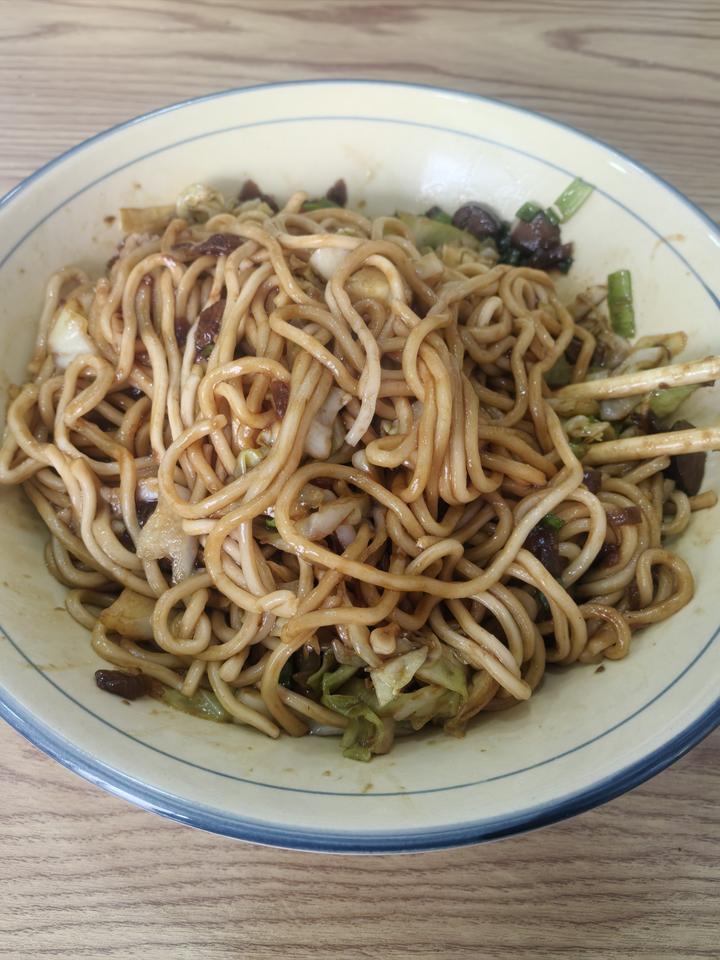 《素食斋》第76天
今天出差昆玉市，
午餐特色香菇面。
又是大蒜好几瓣，
晚饭估