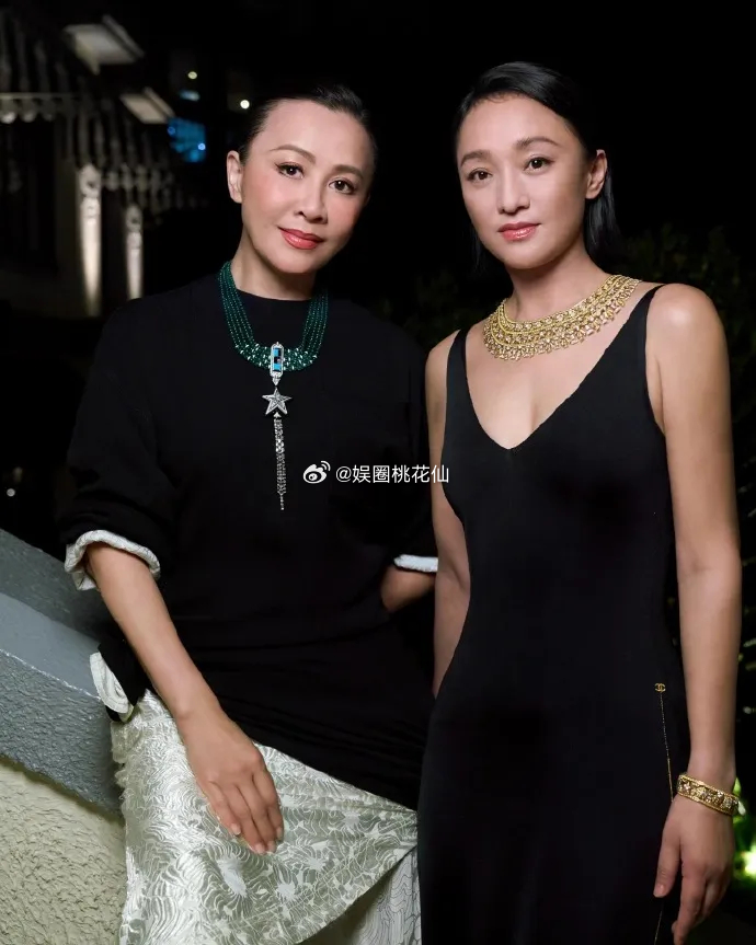 刘嘉玲和陈法拉还有周迅一起出席香奈儿的时尚活动，三位美女搭配的都很有气质，个个都