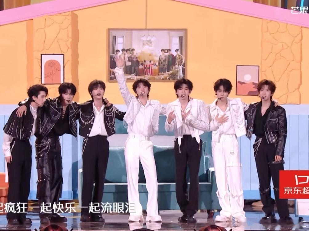 爆米花也在跟小炸一起跨年咯 