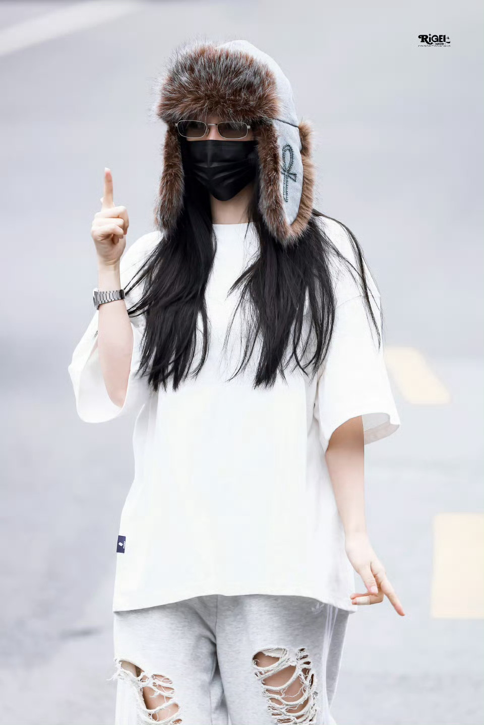 虞书欣脑袋过冬天身体过夏天虞书欣云初令穿短袖上班 虞书欣云初令穿短袖上班，虞书欣