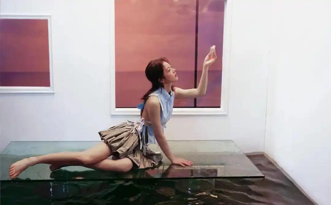 赵今麦KINFOLK夏季刊封面，赵今麦夏日浮梦大片，光脚丫好生俏皮