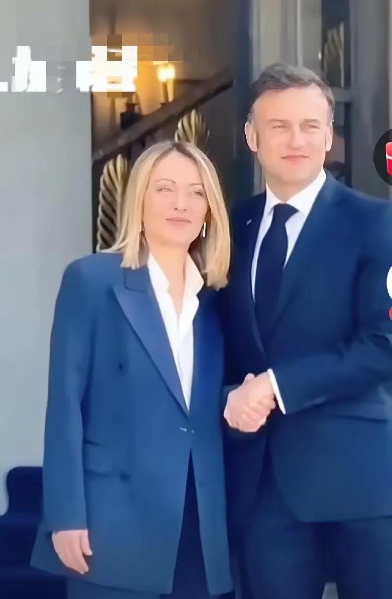 马克龙，这一巴掌不委屈，见了谁都可以深情，比对老婆还热情。这是男人的一贯作风，布