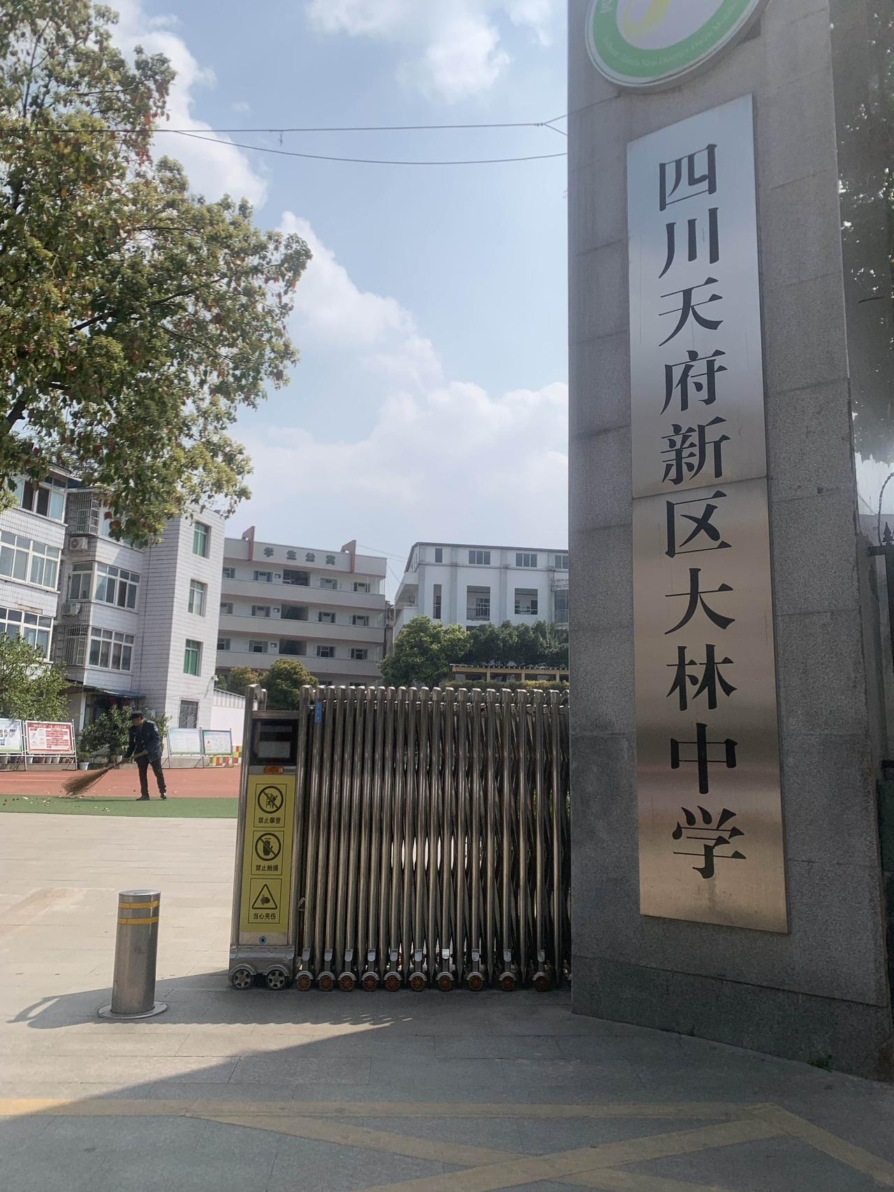 早上9点30分钟，是我往成都周边小镇游走的标准时间，这个时候既喝了二小时早茶与茶