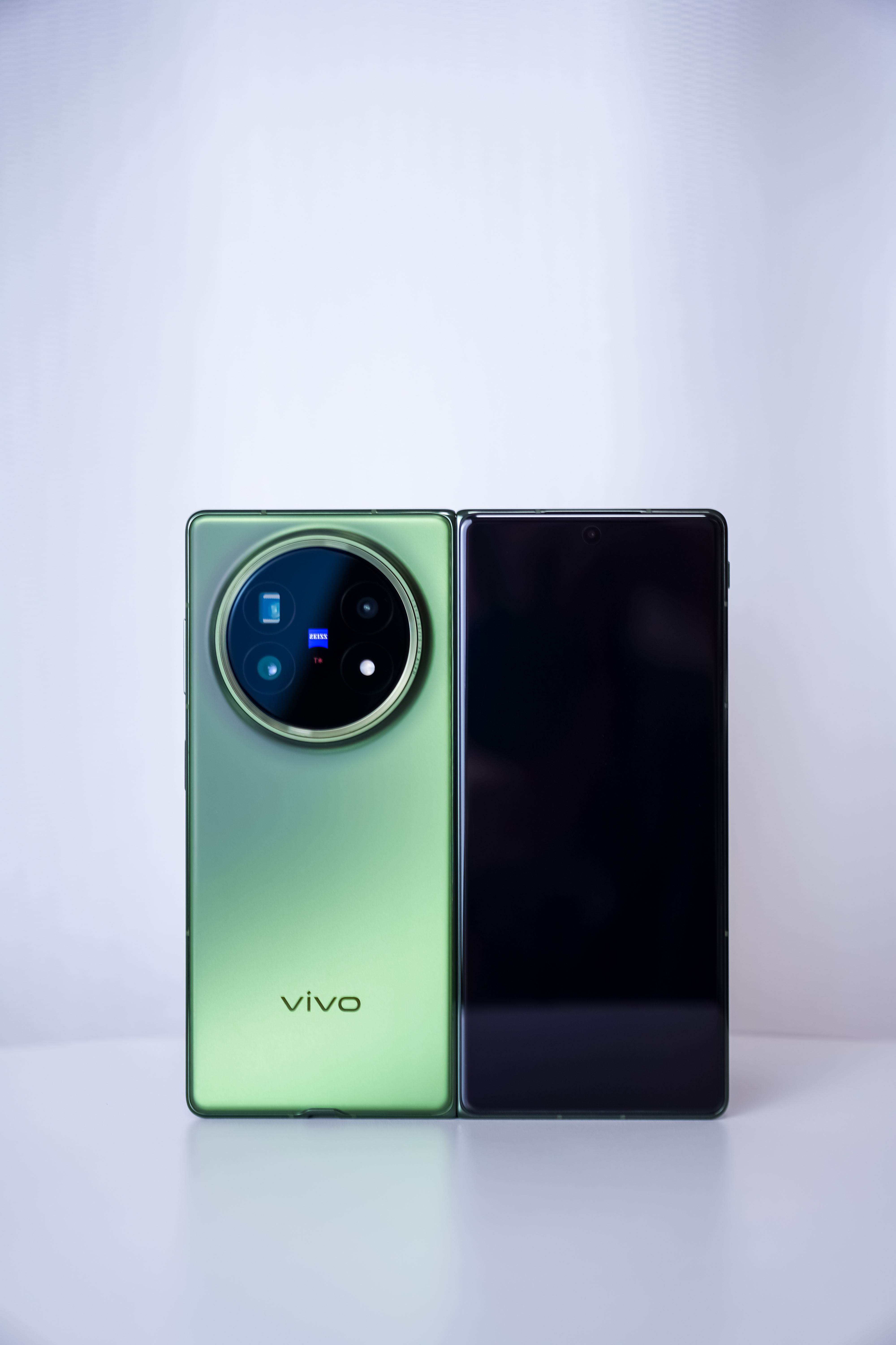 刚把玩了一会儿vivo X Fold5青松，真好~据说vivo X Fold6更