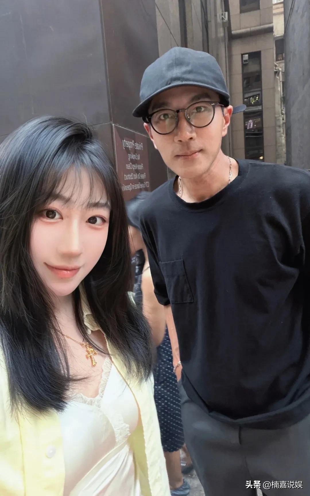 刘恺威官宣恋情后，被网友在香港街头偶遇，和女朋友黎纪君压马路。[呲牙]
52岁的
