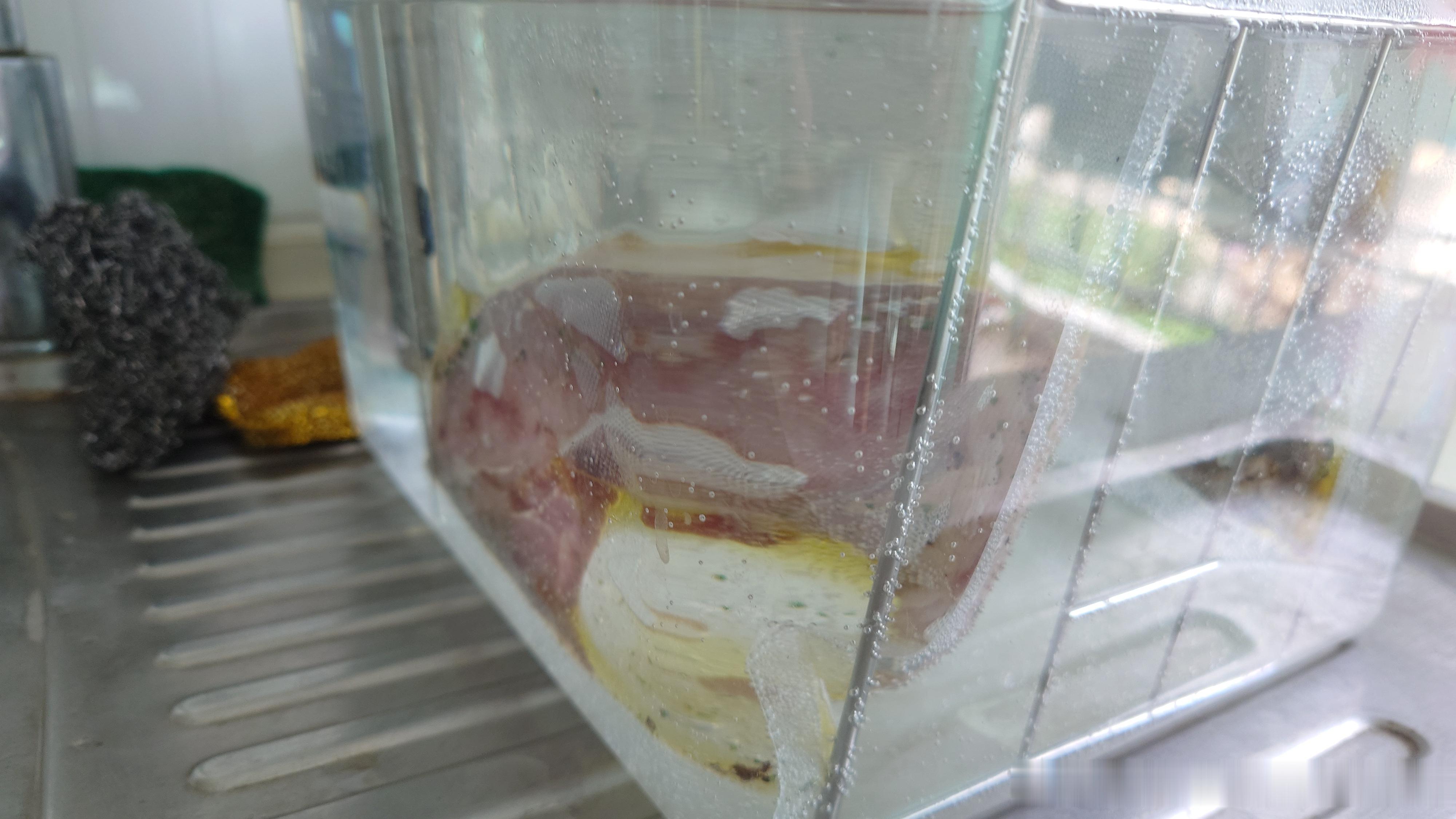 先煮两块需要温度较低的牛排(预定3-5成熟之间)，煮好了再把待命的三块猪里脊丢进