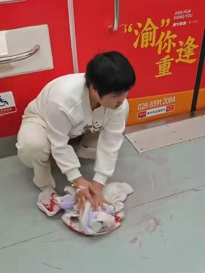 太暖了！明明自己都深处火热中的却依然能为他人奉献爱心，收到病危通知第二天，地铁吐