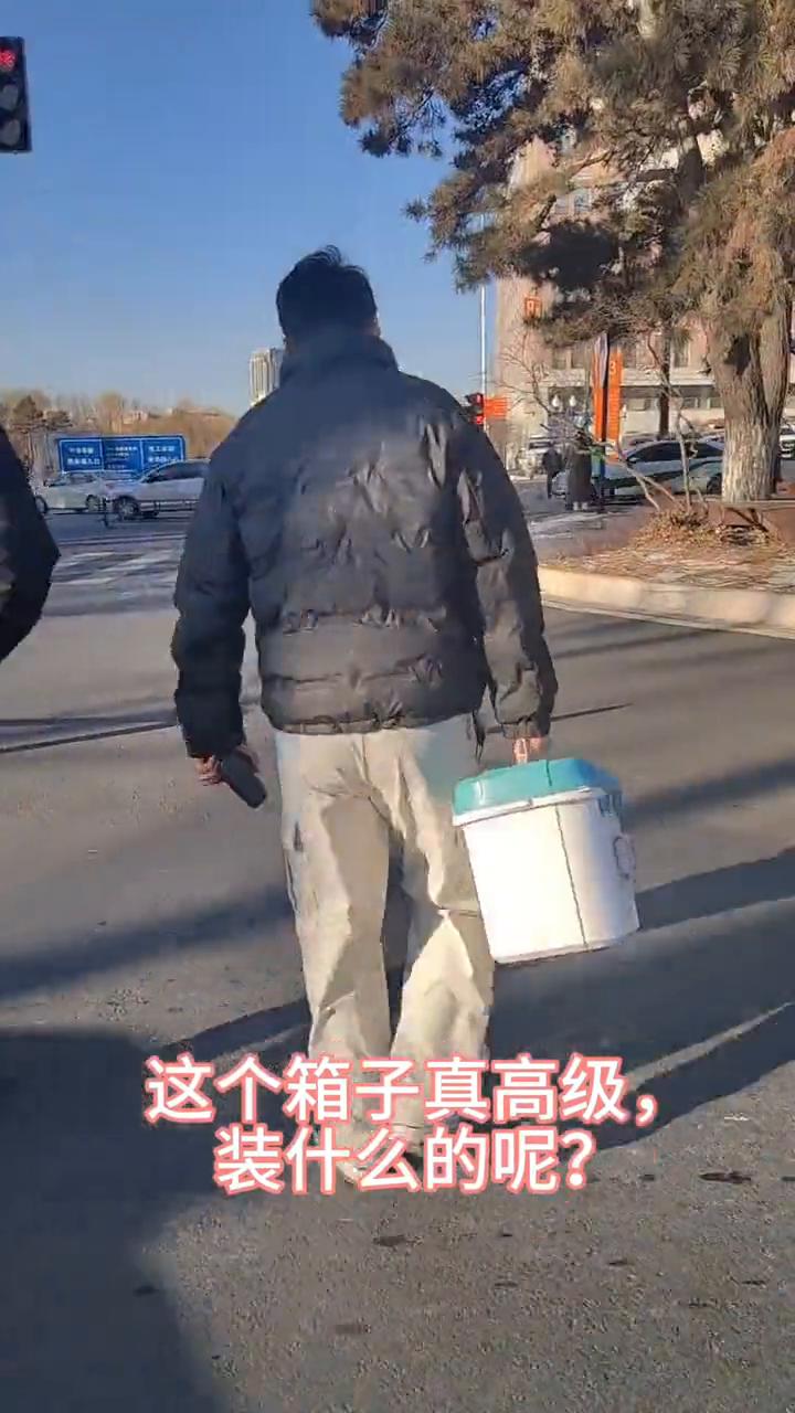 这个箱子真高级，装什么的呢？