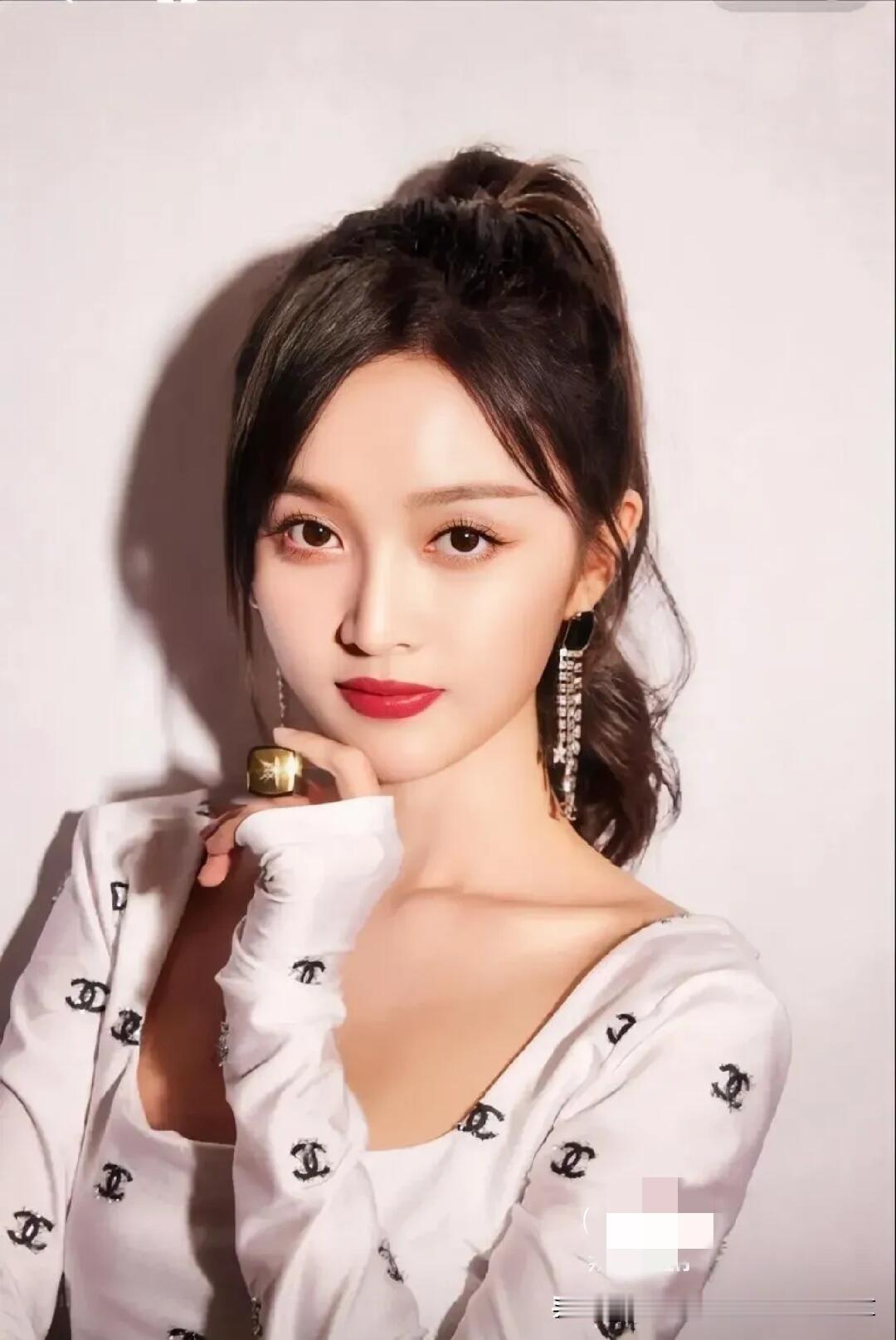 她，原名吴玉婷，出生于海南省海口市一个富商家庭，父母都是做房地产生意的。因为从小