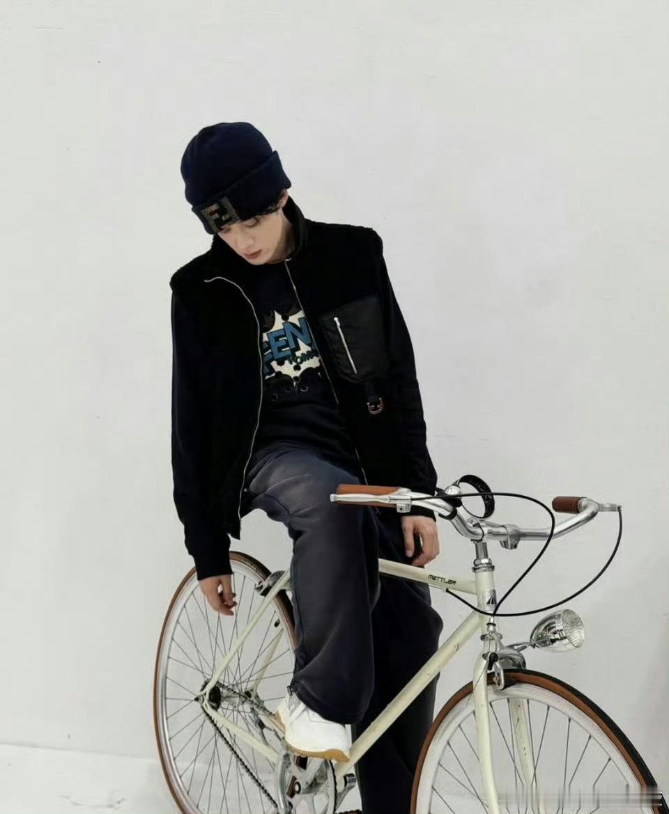 檀健次INS更新，真的是时尚icon 