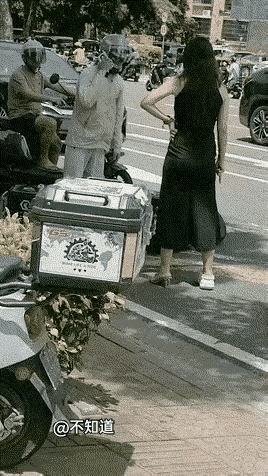 看来
这小姐姐
从来没吃过亏
这次
算栽了
好好说不行么
我是不敢打男人
除非自