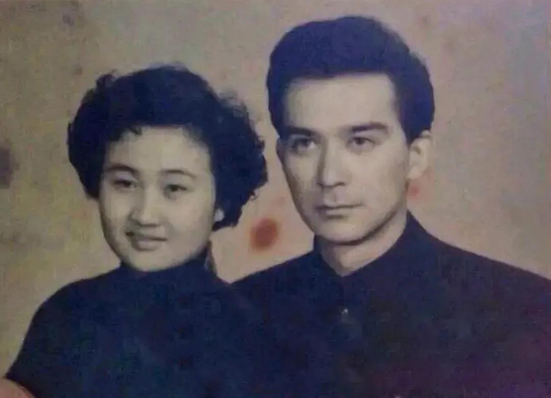 石油工人王德民因为长得帅，而被众多女孩“倒追”。一心想搞事业的他不堪其扰，于是对