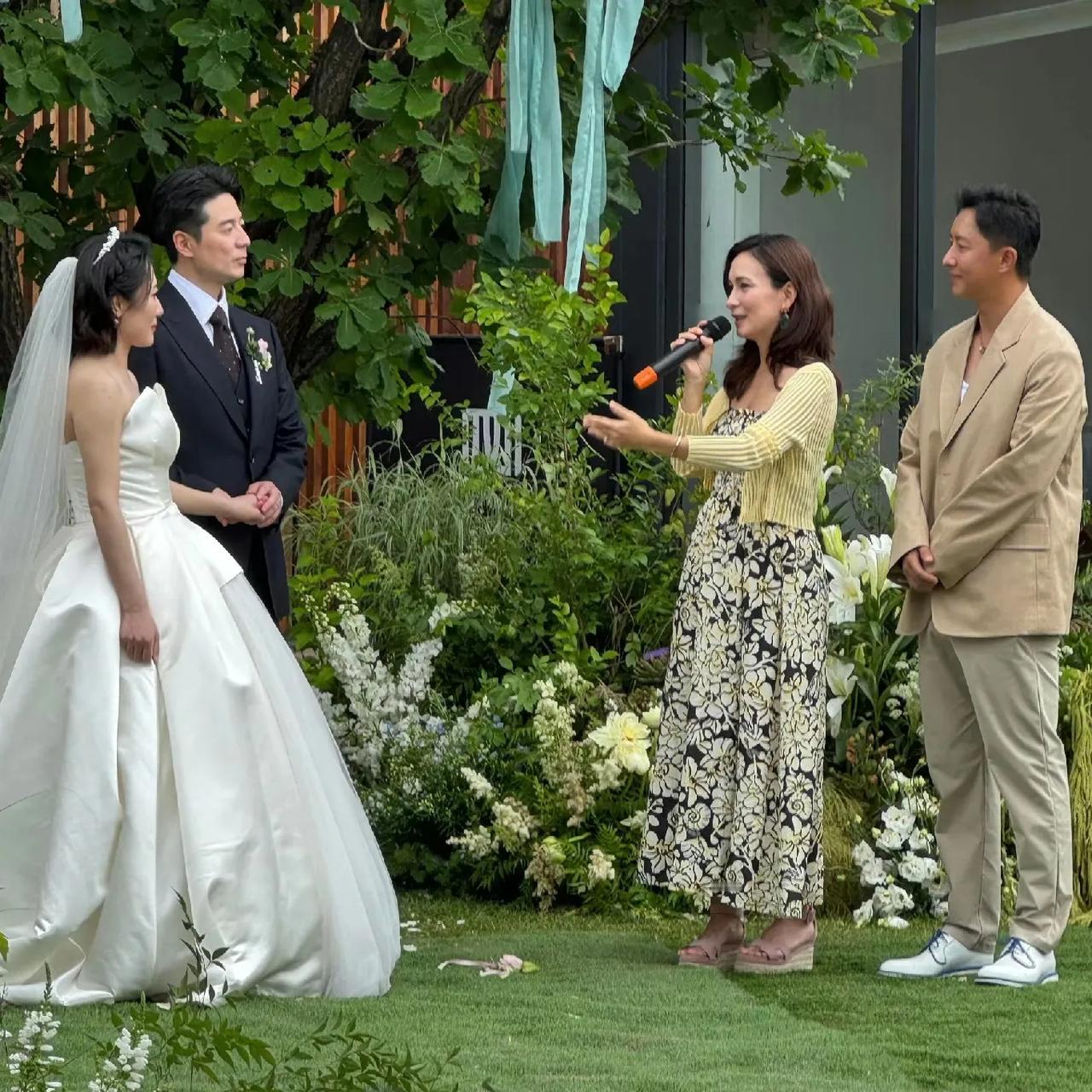 太抓马！不知会生男孩还是女孩啊？
好友婚礼秒变韩庚卢靖姗“撒糖现场”！
卢靖姗碎