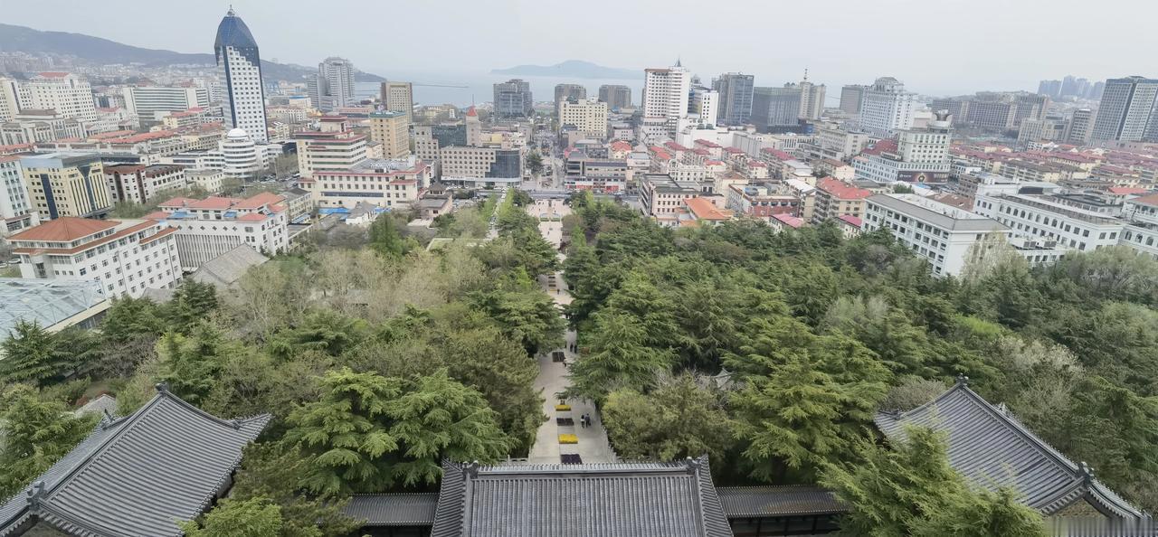 威海·环翠楼

环翠楼位于威海市区中心地带，因其处于西夸古山东麓的群山环抱、翠绿