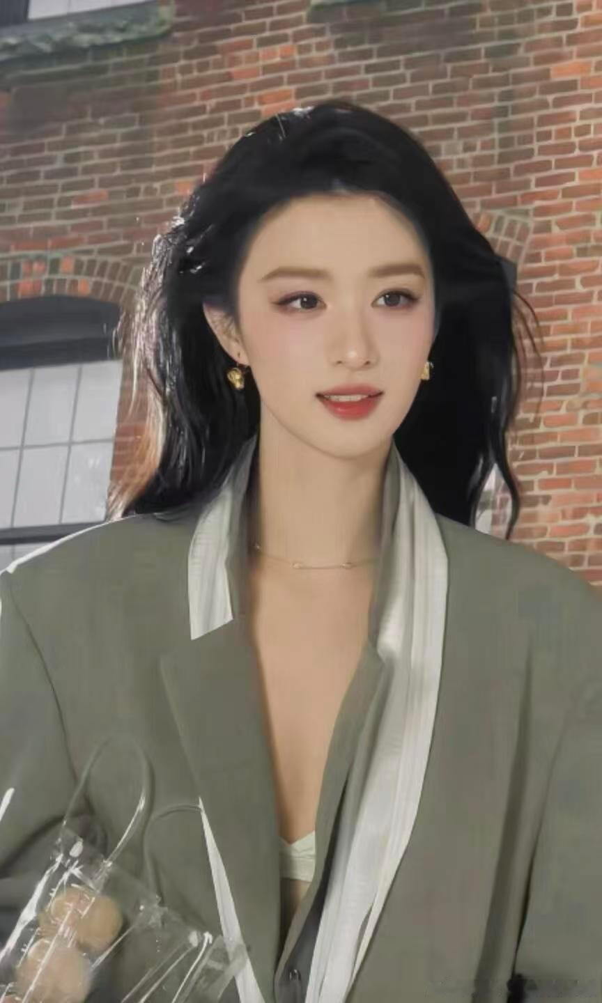 浮生都给王楚然穿了些啥啊别被零碎路透带偏看法，浮生这身造型为角色量身打造，浓烈华