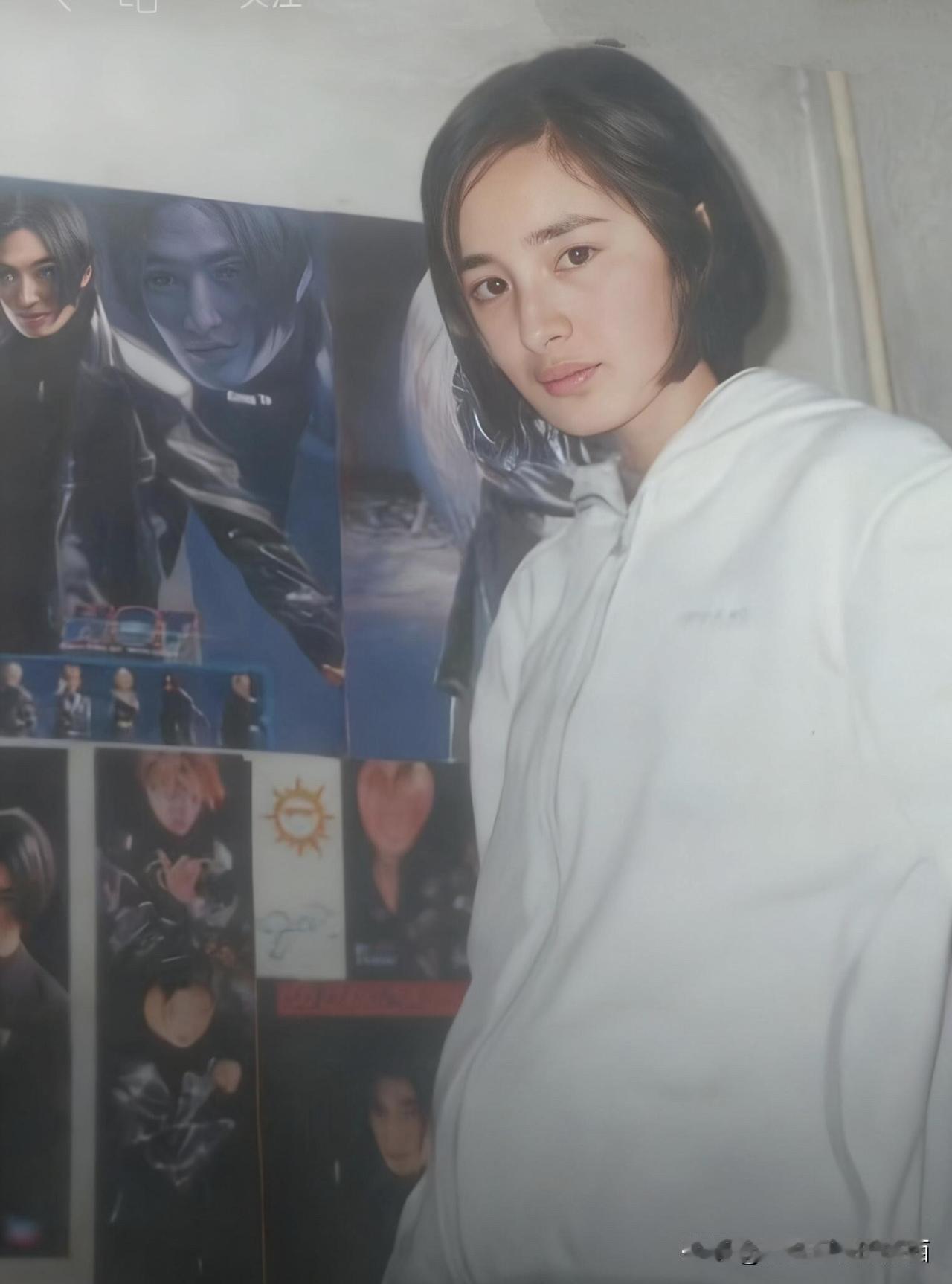 20多年前的杨幂颜值一般，鼻子和脸型没有那么完美，不过她的眉眼很好看，好像眼睛能