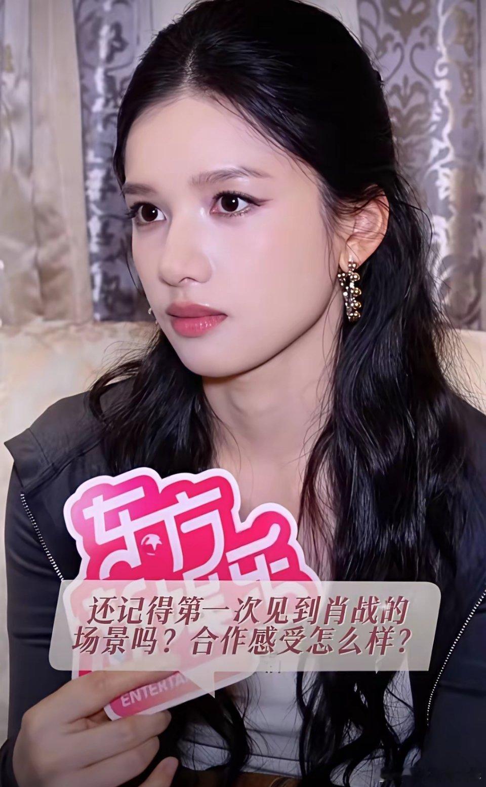 张婧怡在接受采访时被问到第一次见到肖战是什么场景？以及合作感受。张婧怡:应该是围