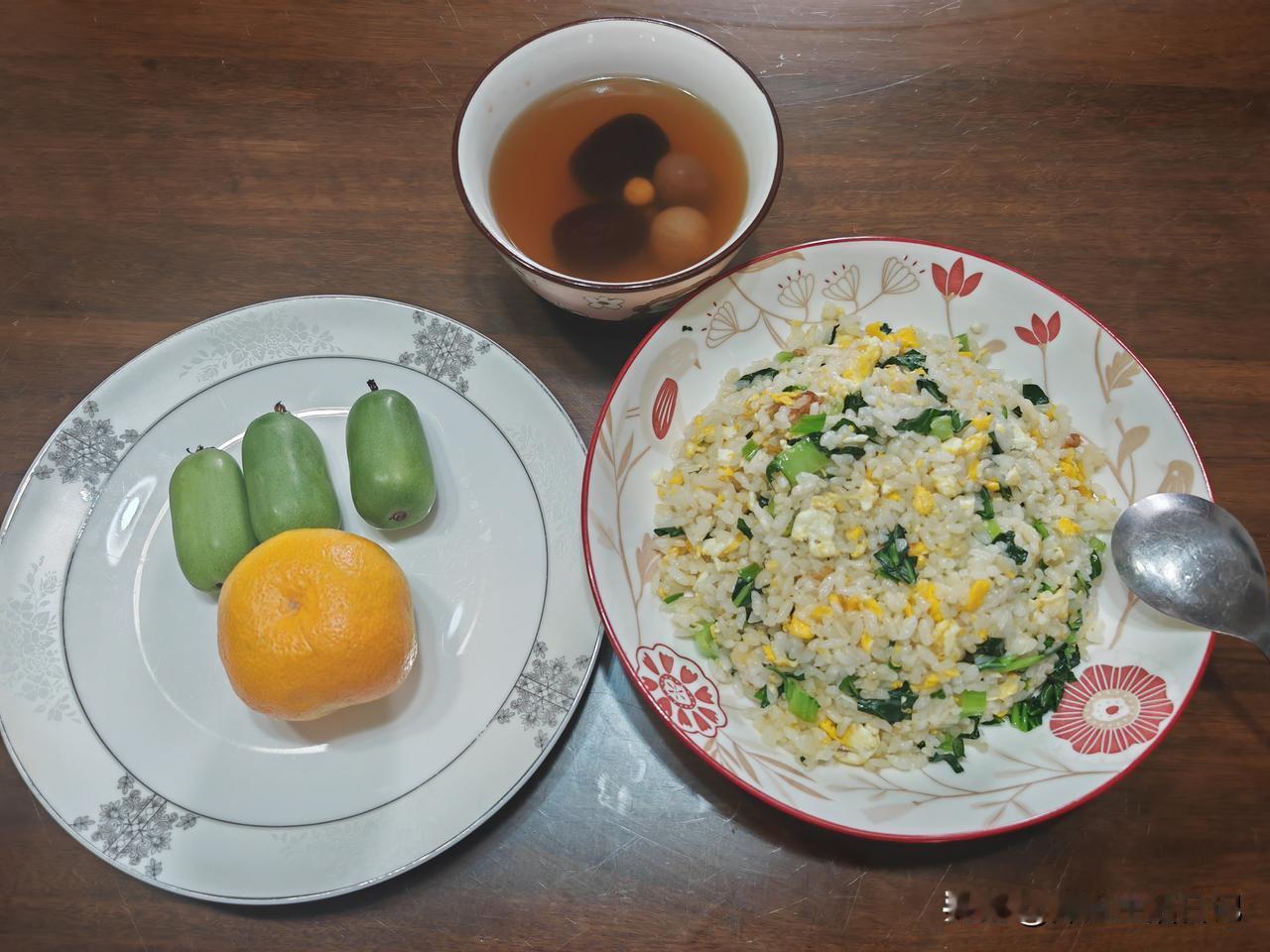中午一个人吃饭，打开冰箱愣了几秒钟，最后还是决定把昨天晚上剩的米饭炒着吃吧。
