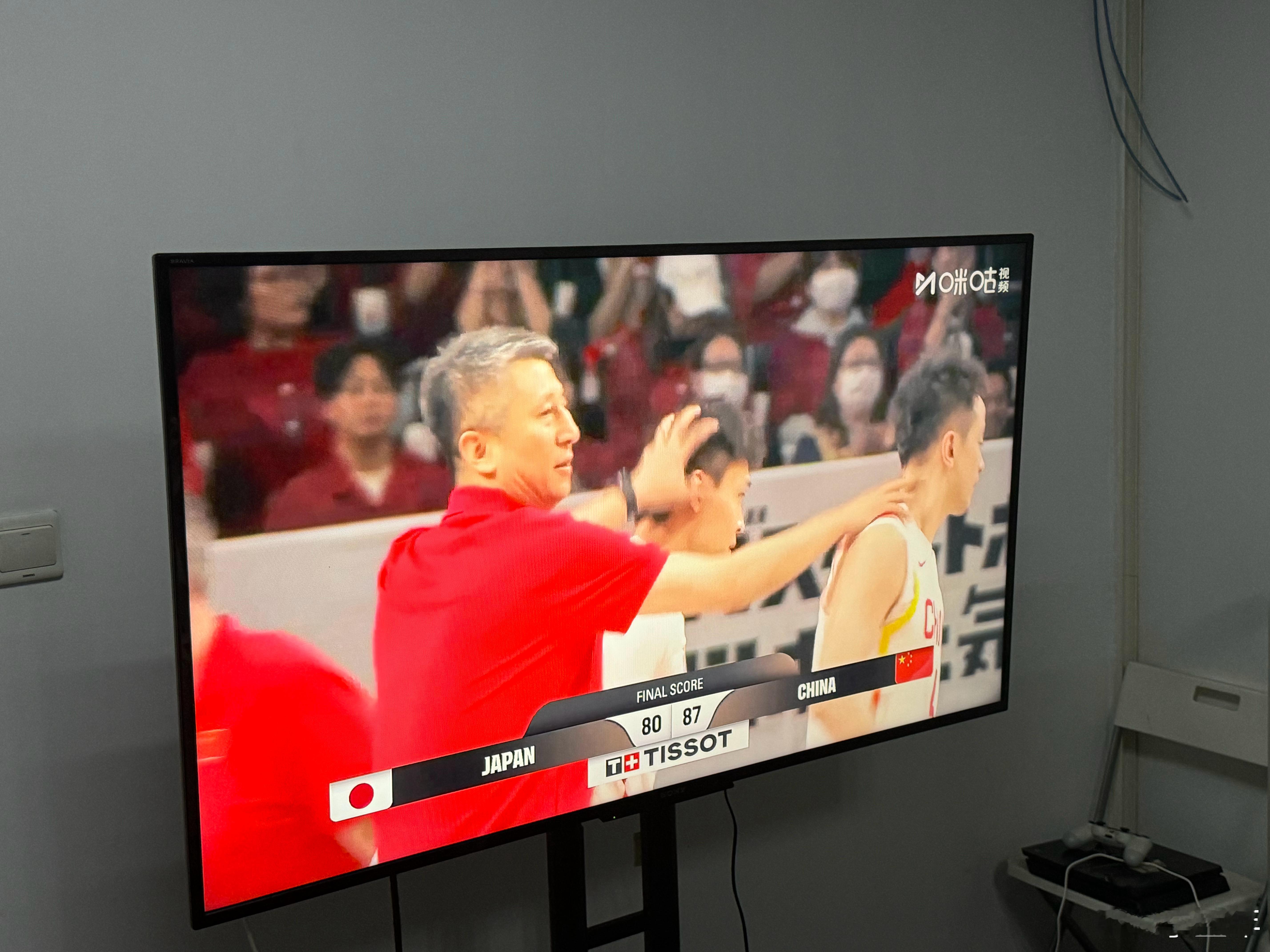 太不容易了！压力太大了这场比赛！上半场过于敏感，防守太乱了。下半场把没状态的球员