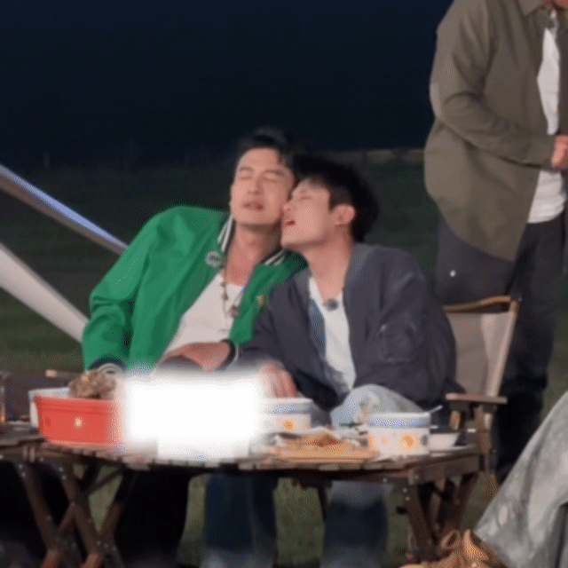 何广智孙艺洲你俩有点暧昧了 这反差萌也太好嗑了！孙艺洲一边嫌互动暧昧，一边主动凑