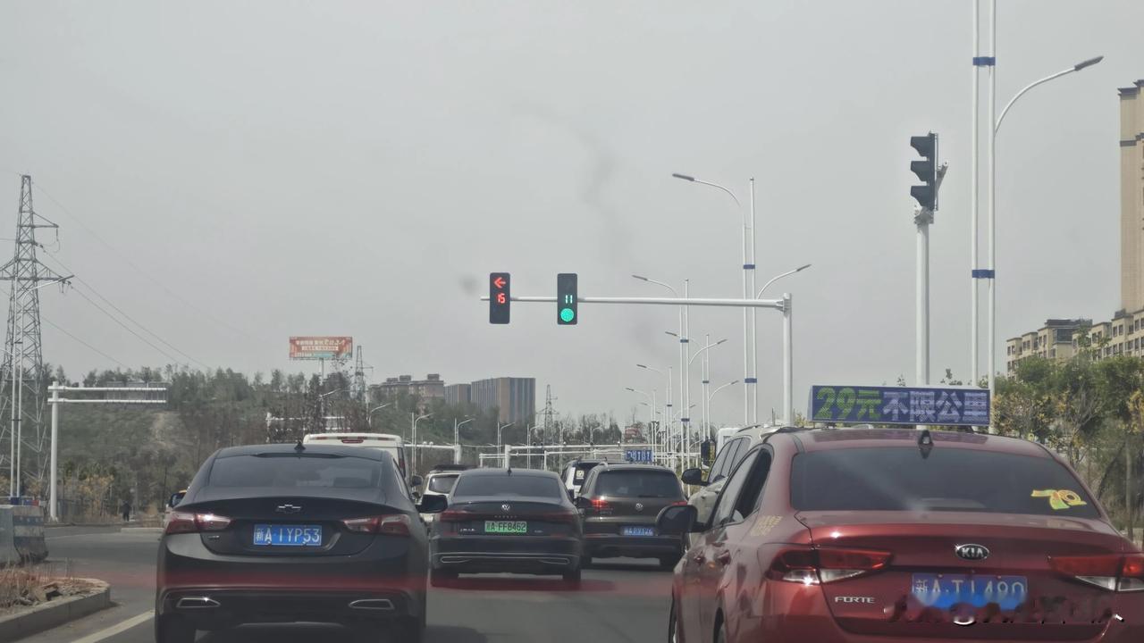 万泰阳光城路口和桃园路路口这里的红绿灯需要好好优化一下，路口较近，红绿灯时长设置