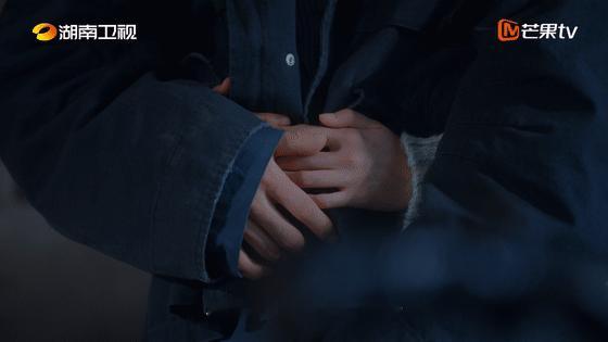 关晓彤一句我养你李昀锐害羞了 这段我和我朋友盘包浆啦，逐帧抠眼神、耳尖泛红、嘴角
