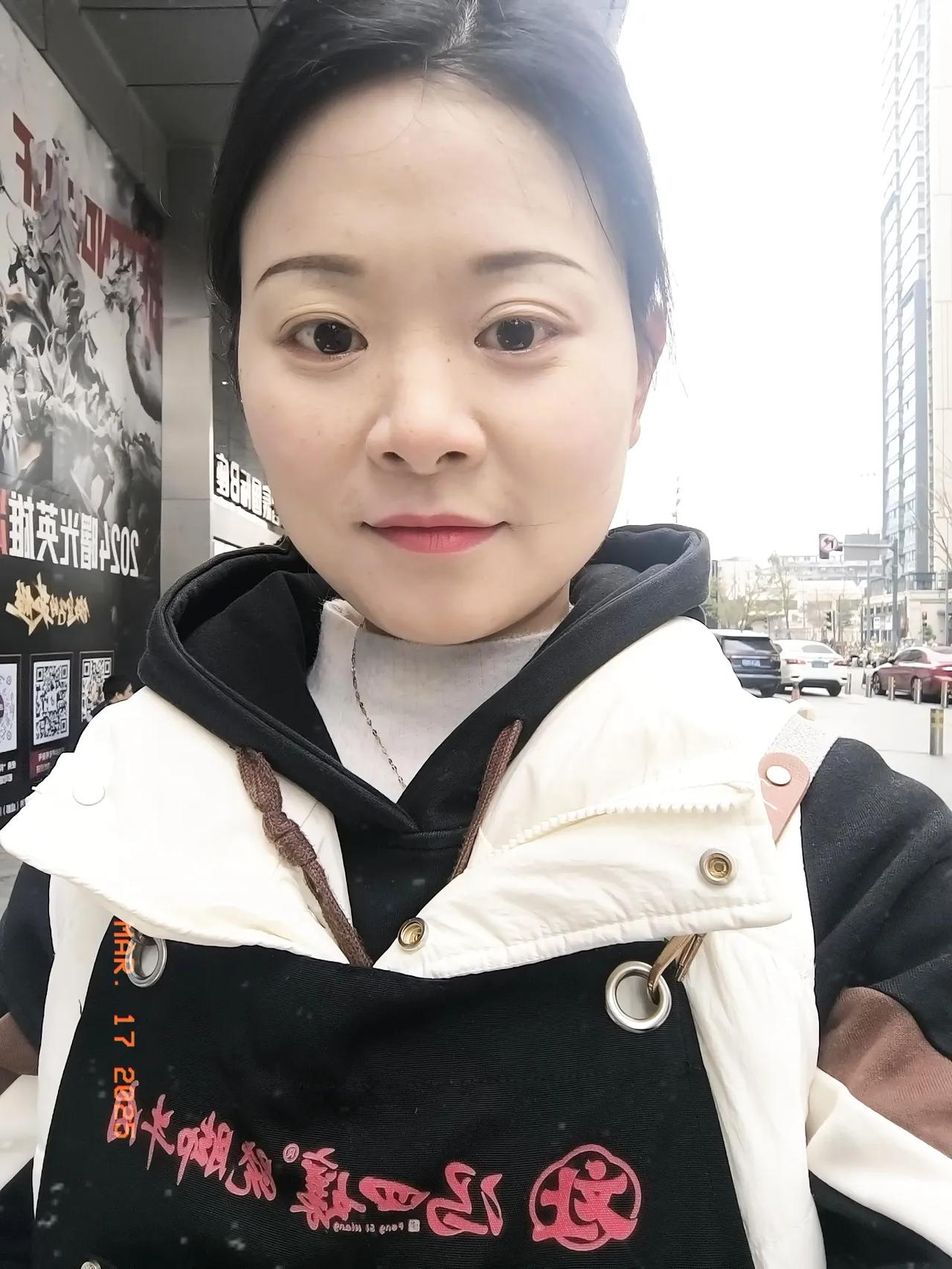 我想没有人愿意把服务员当成梦想吧？

今天是干服务员的第121天，店里面已经换了