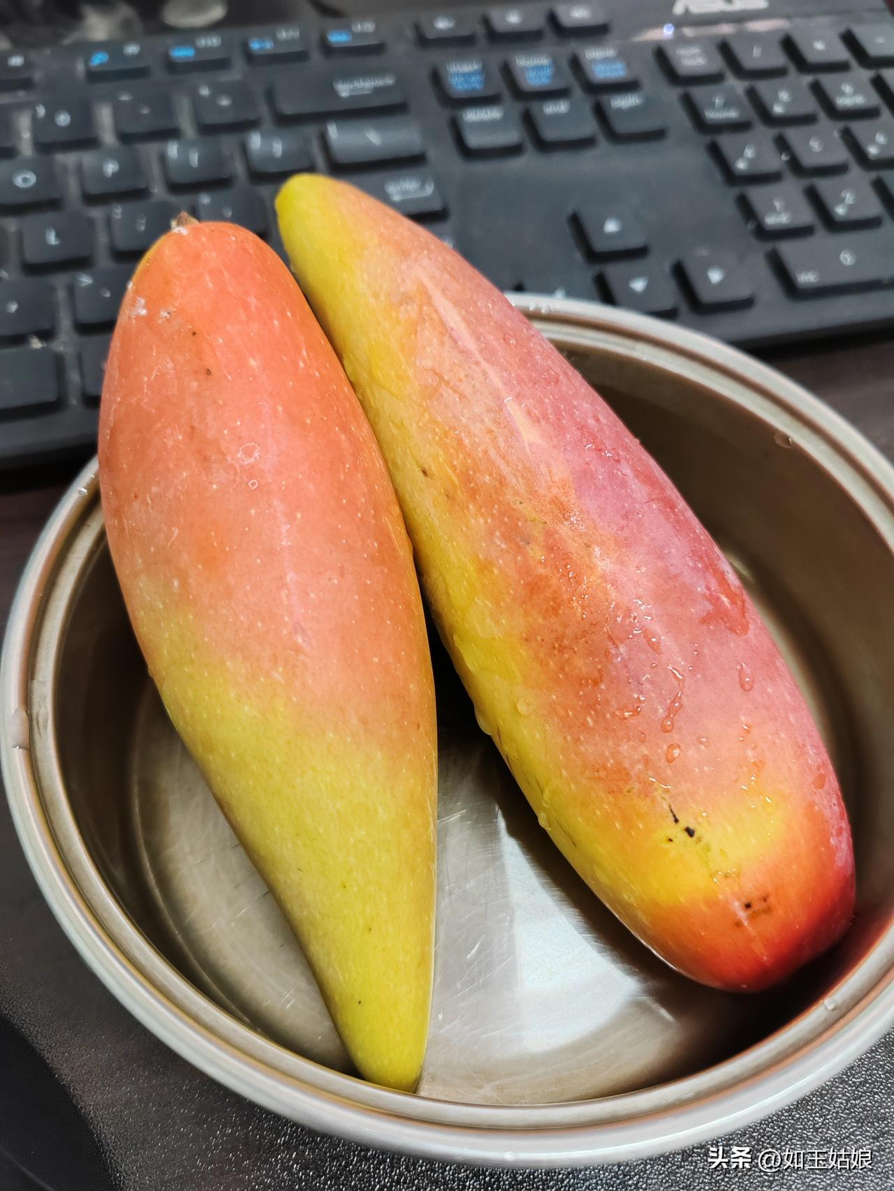 想想现在的水果市场，有些网红水果真是“坑”。像之前爆出的泡药杨梅，为了利益添加复