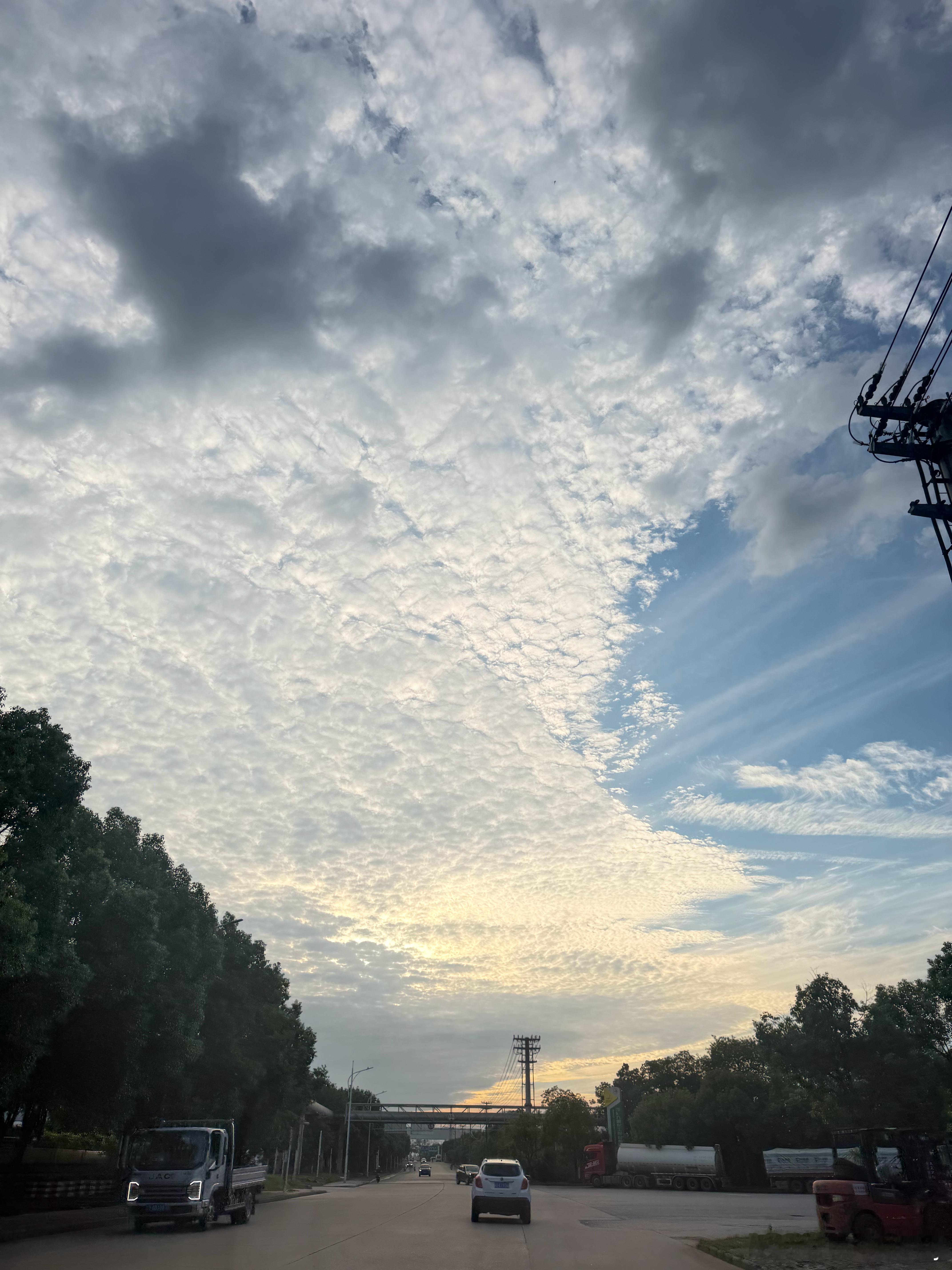 夕阳向晚，人间放缓，把烦恼交付给落日🌇 ​​​