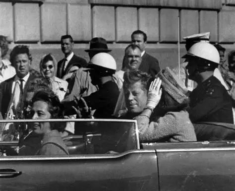 1963年11月22日，达拉斯，阳光正好。 
 
一颗子弹，结束了美国历史上最年