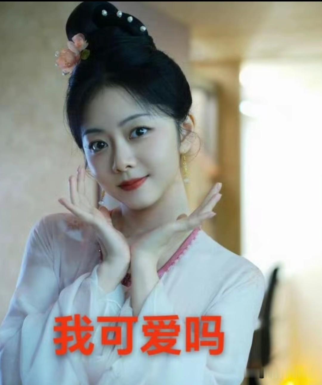 谭松韵以灵动演技绘出耿耿的天真，校园微风里藏着我们纯粹的青春梦。谭松韵演技实力 