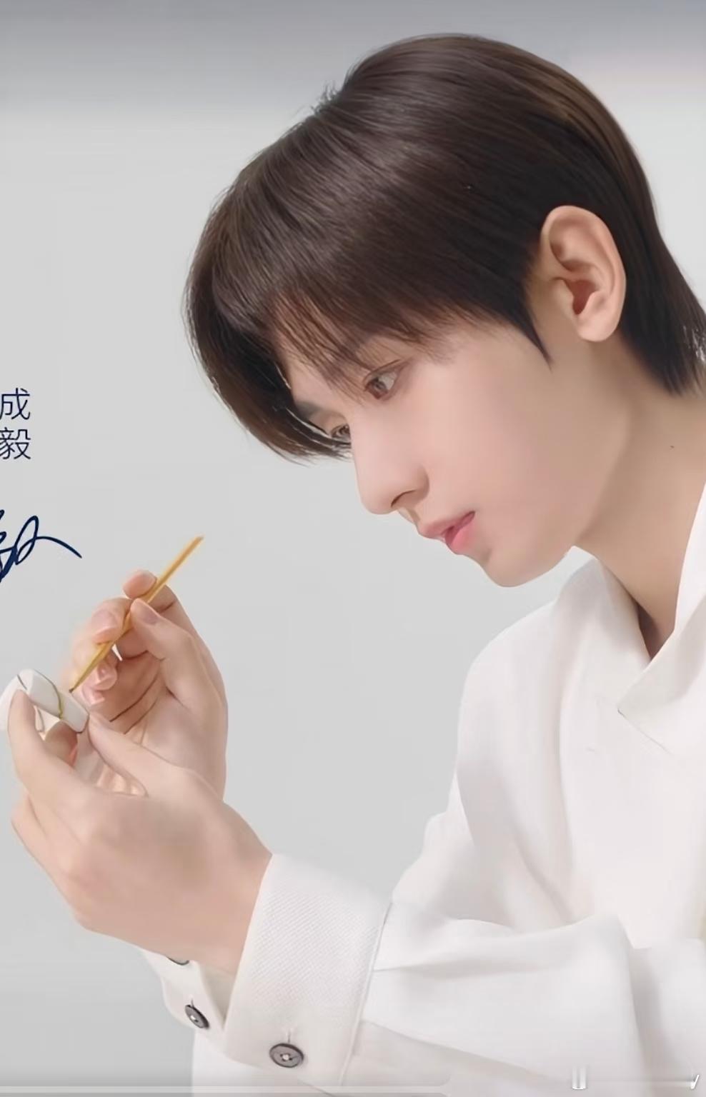 成毅两京十五日cy成毅朱瞻基成毅举手投足的仪态，是内娱“行走教科书”的体态王子，