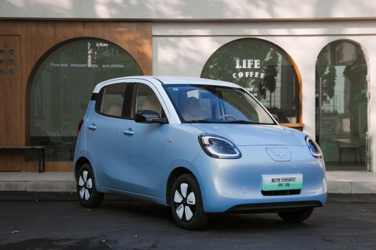 宏光MINIEV四门版推出“301公里长续航版”，180万的销量奇迹果真不是盖的